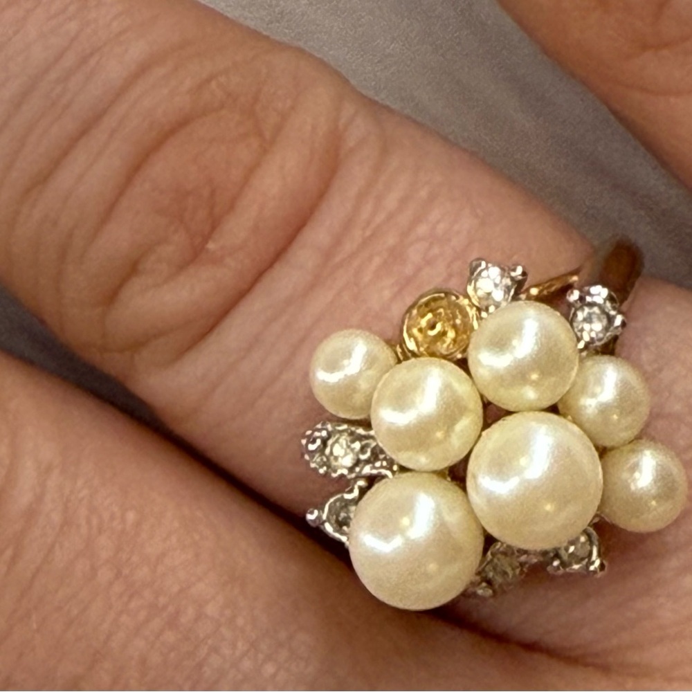 Elegant Pearl and Gold Cluster Ring